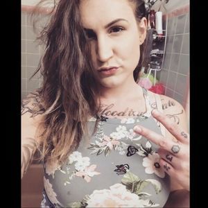 Meet your Posher, Crystal